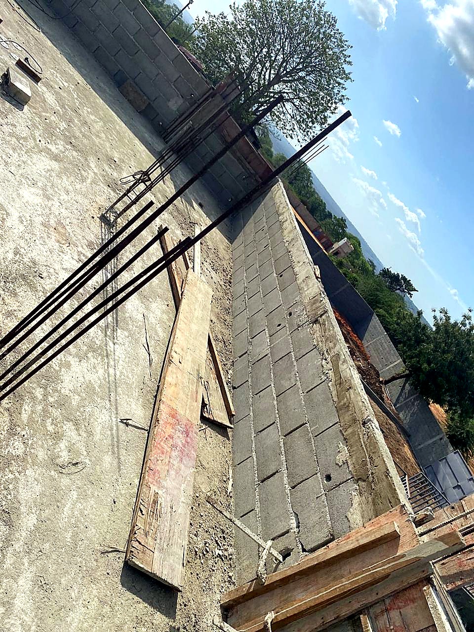 Parede em blocos de concreto com armadura de ferro